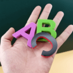 104 Lettres de l’alphabet et chiffres à aimants, jouets éducatifs pour enfants, bébé maternelle enseignement précoce matériel pédagogique. – Image 3