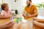 Uno - Carte à jouer Uno dans une boîte en métal – Image 5