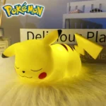 Lot 55 carte pokémon + Veilleuse PIKACHU + Montre PIKACHU – Image 4