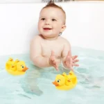 Jouet de bain en forme de canard jaune avec visage mignon pour enfant et bébé, accessoire en caoutchouc à presser pour la douche et la plage – Image 2