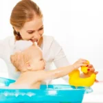 Jouet de bain en forme de canard jaune avec visage mignon pour enfant et bébé, accessoire en caoutchouc à presser pour la douche et la plage – Image 4
