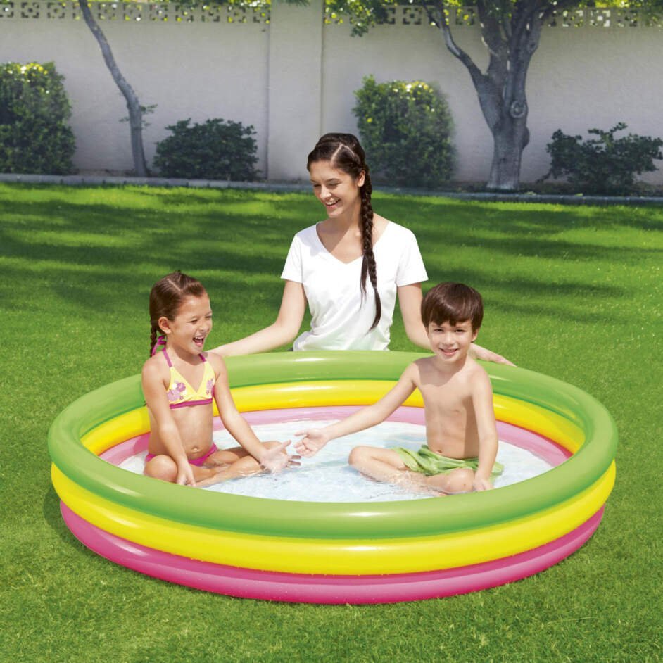 piscine-gonflable-pour-enfants-bestway-play-summer-152x30-cm-1210940-3278217728_17728_1200x1200-scaled-1.jpeg Bestway Piscine Arc en ciel à sol gonflable confort Diamètre : 1,02m; Hauteur : 25 cm – Image 1